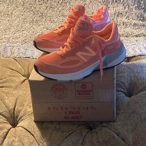 NWOT UNISEX New Balance 990 V6 made in USA Women's Coral Sneakers